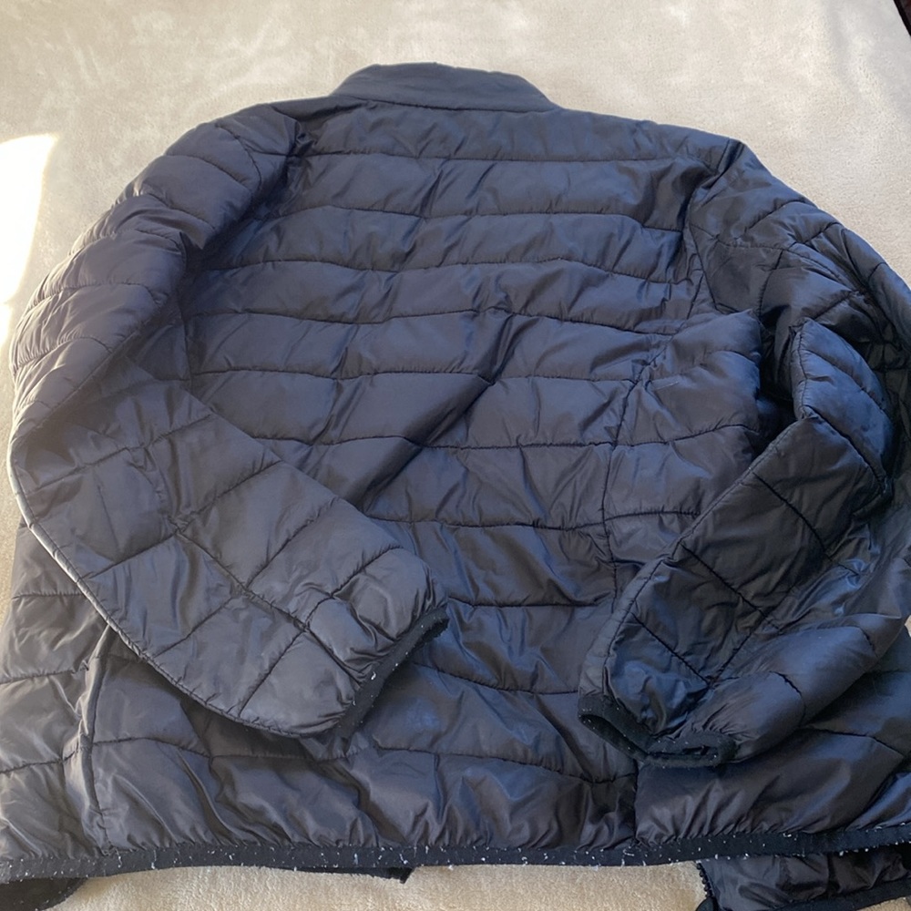 EUC Guess sz M lightweight puffer jacket, packable in black, zip front, 2 pocket - Picture 4 of 4